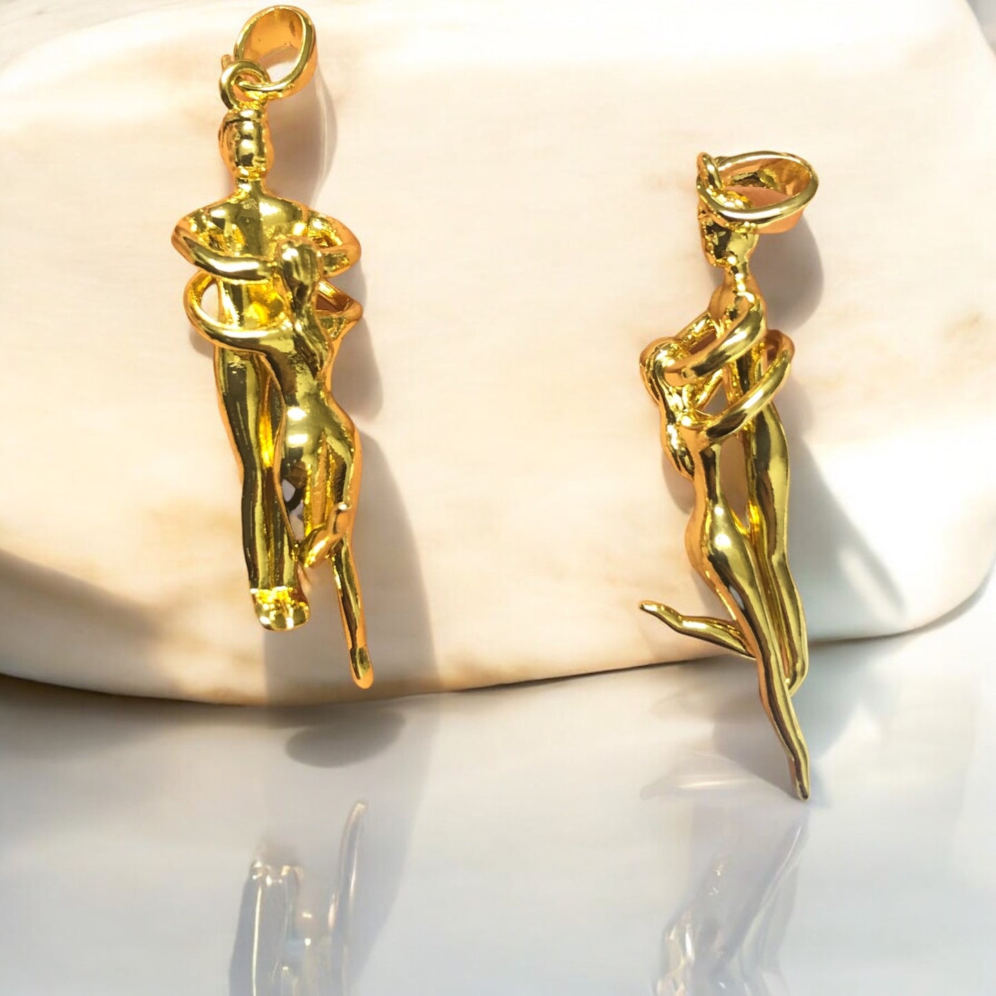 Pirinç Üzeri Altın Kaplama Sarılan Sevgililer