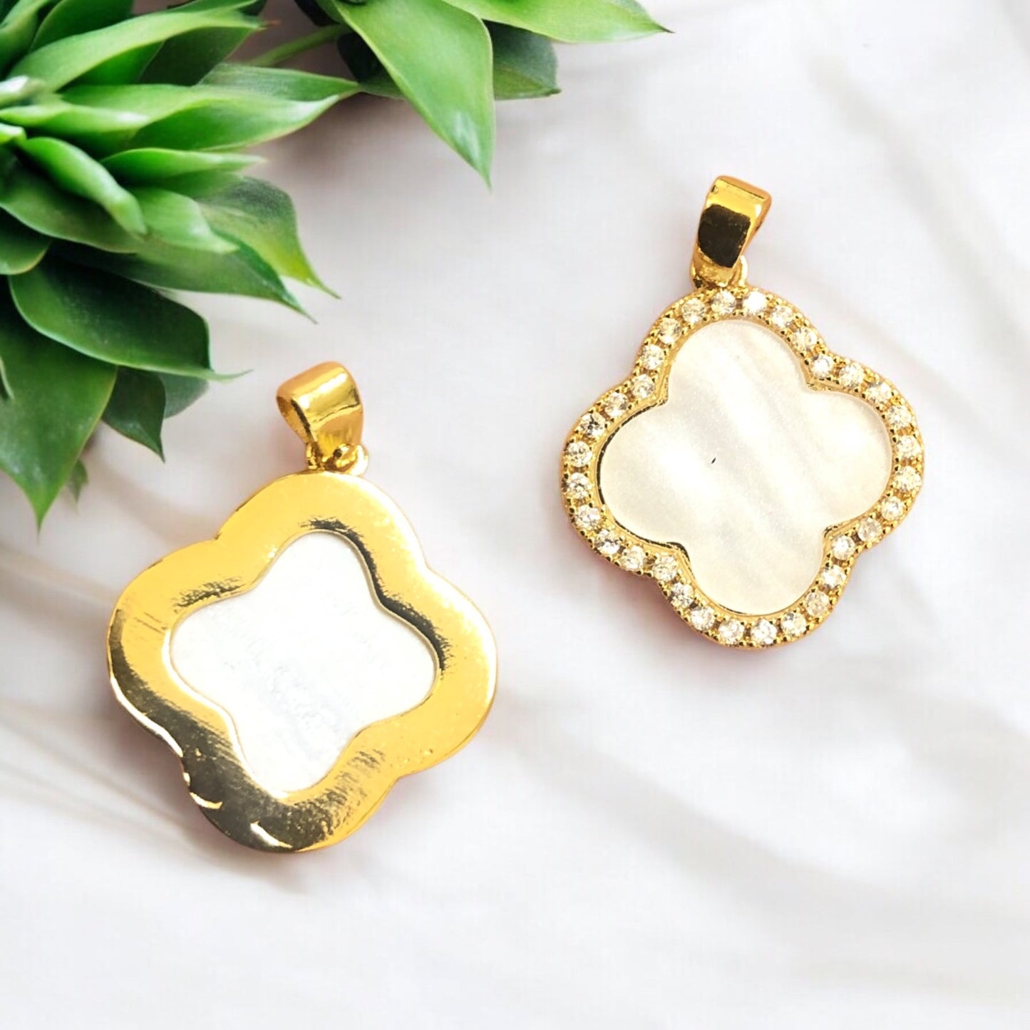 Altın Kaplama Zirkon taşlı Sedef Yonca Kolye