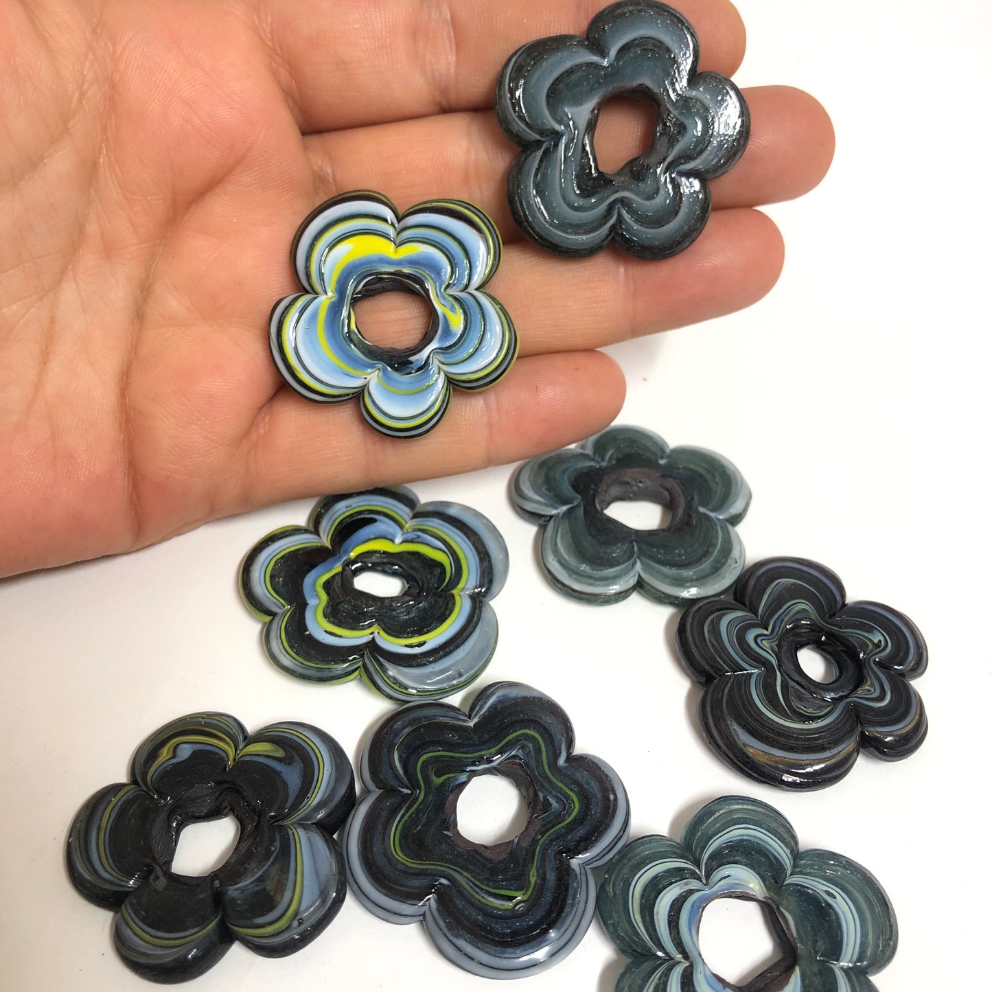 Çiçek Ocak Boncuğu Orta Boy - Siyah Ebruli