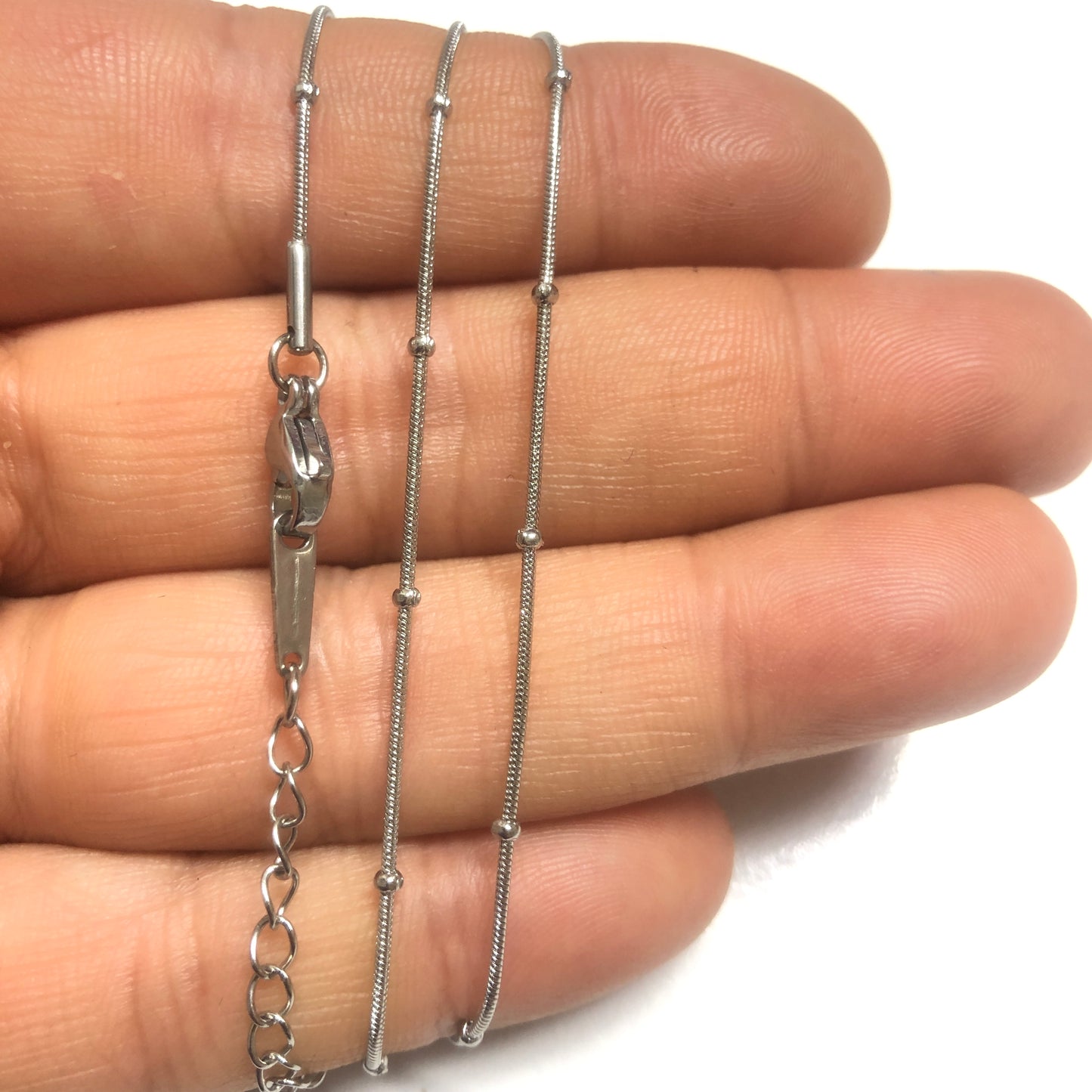 Fertige Halskette mit vergoldetem Schmuck