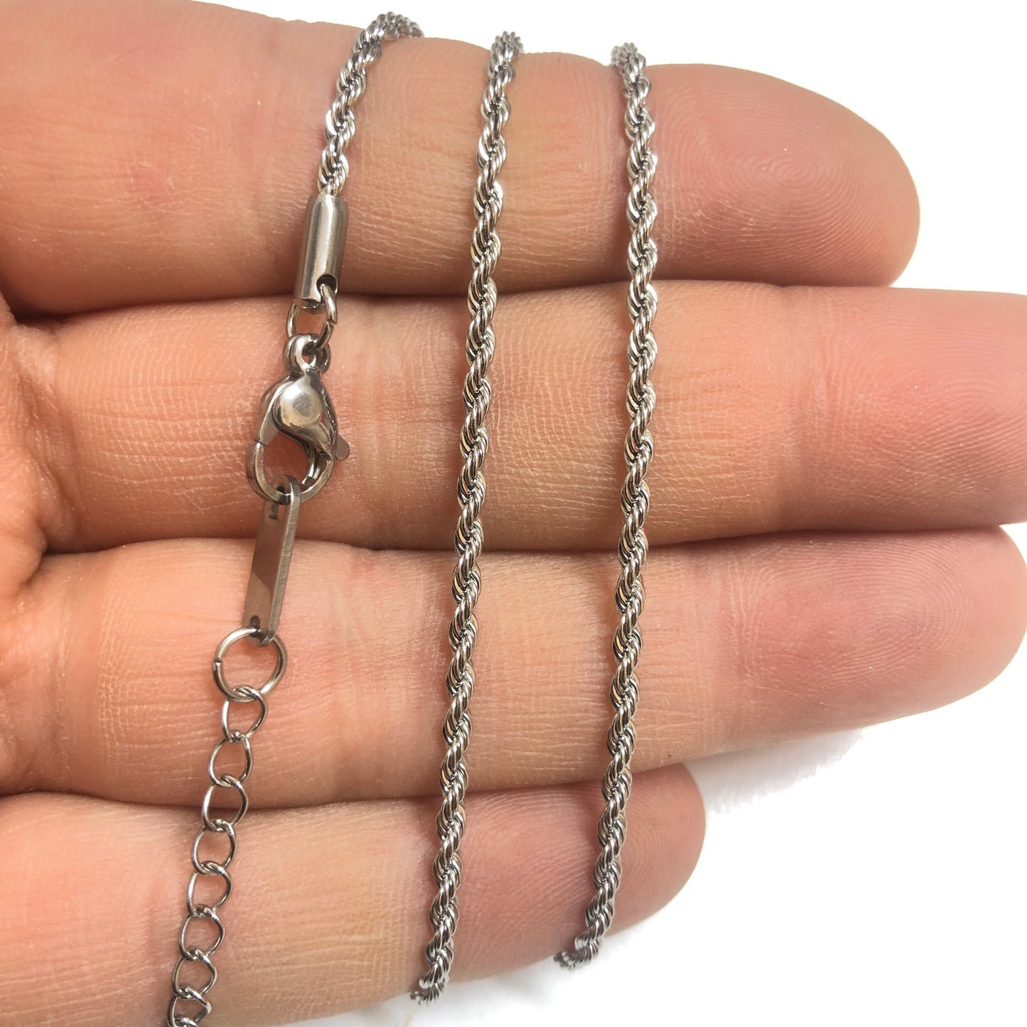 Fertige Halskette mit vergoldetem Schmuck