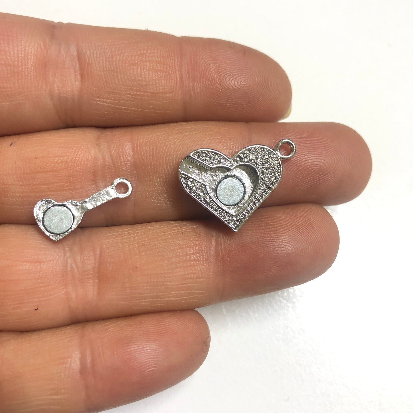 Kalpli Magnet Kapama -Gümüş Rengi