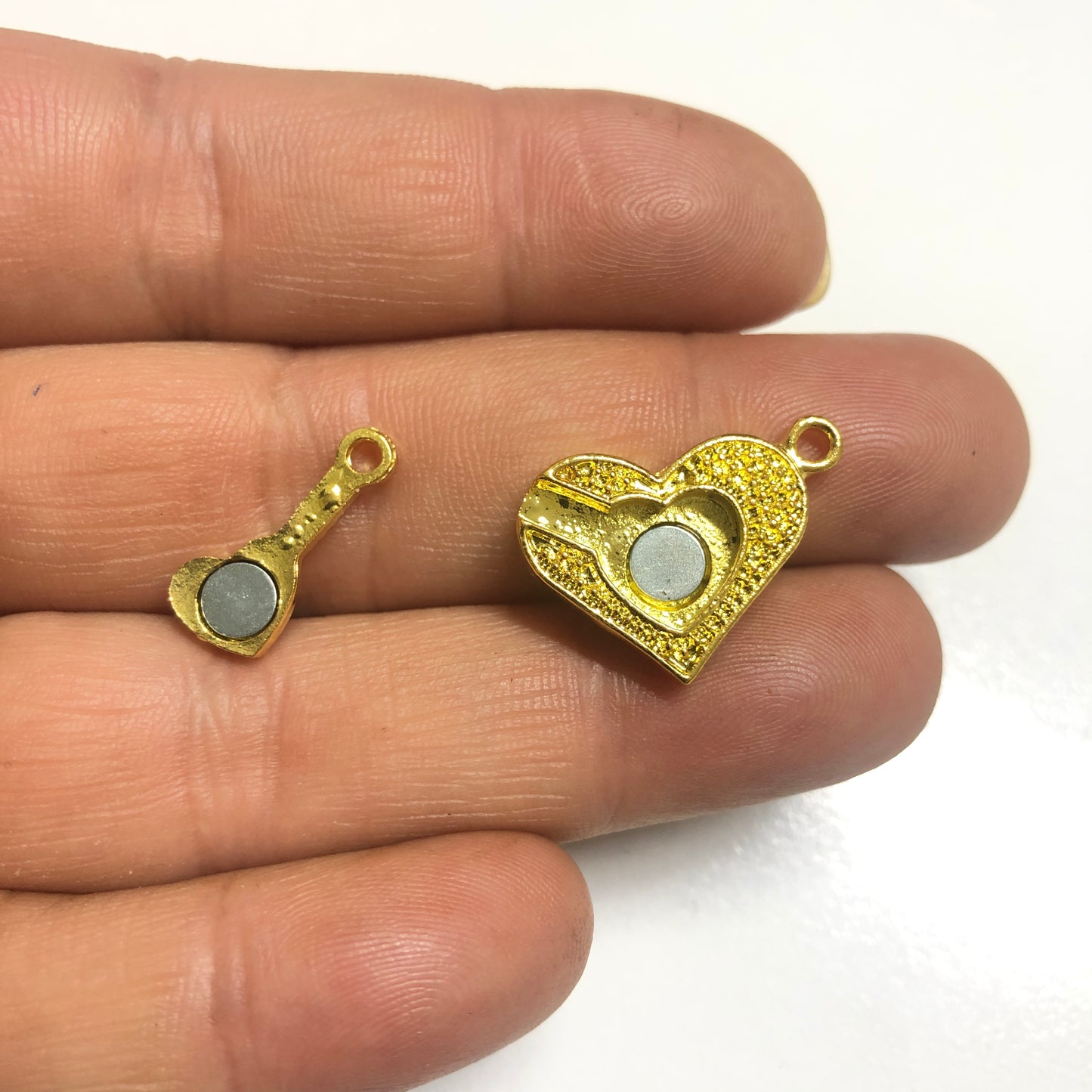 Kalpli Magnet Kapama -Altın Rengi