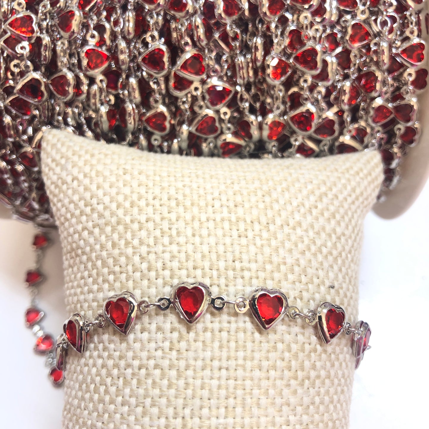 Rodyum Kaplama Kalp Taşlı Zincir Yan Delikli -Kırmızı