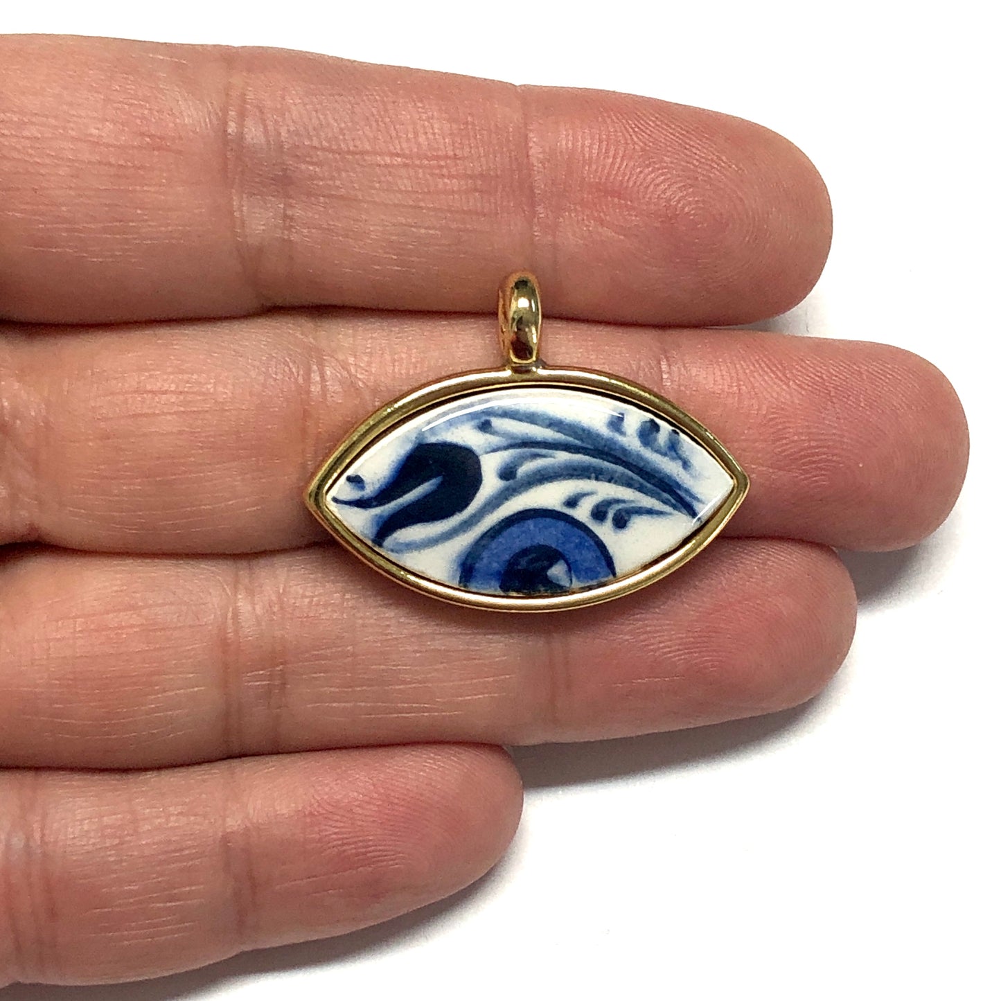 Büyük Altın Kaplama Çerçeveli El Boyaması Seramik Göz Kolye Ucu-116