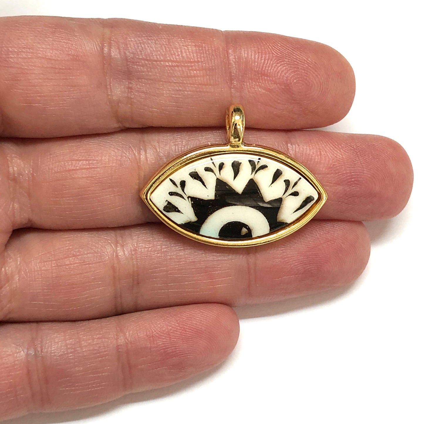 Büyük Altın Kaplama Çerçeveli El Boyaması Seramik Göz Kolye Ucu-110