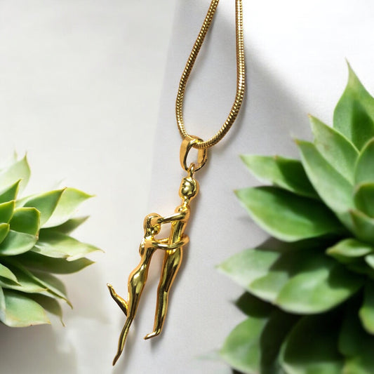 Pirinç Üzeri Altın Kaplama Sarılan Sevgililer