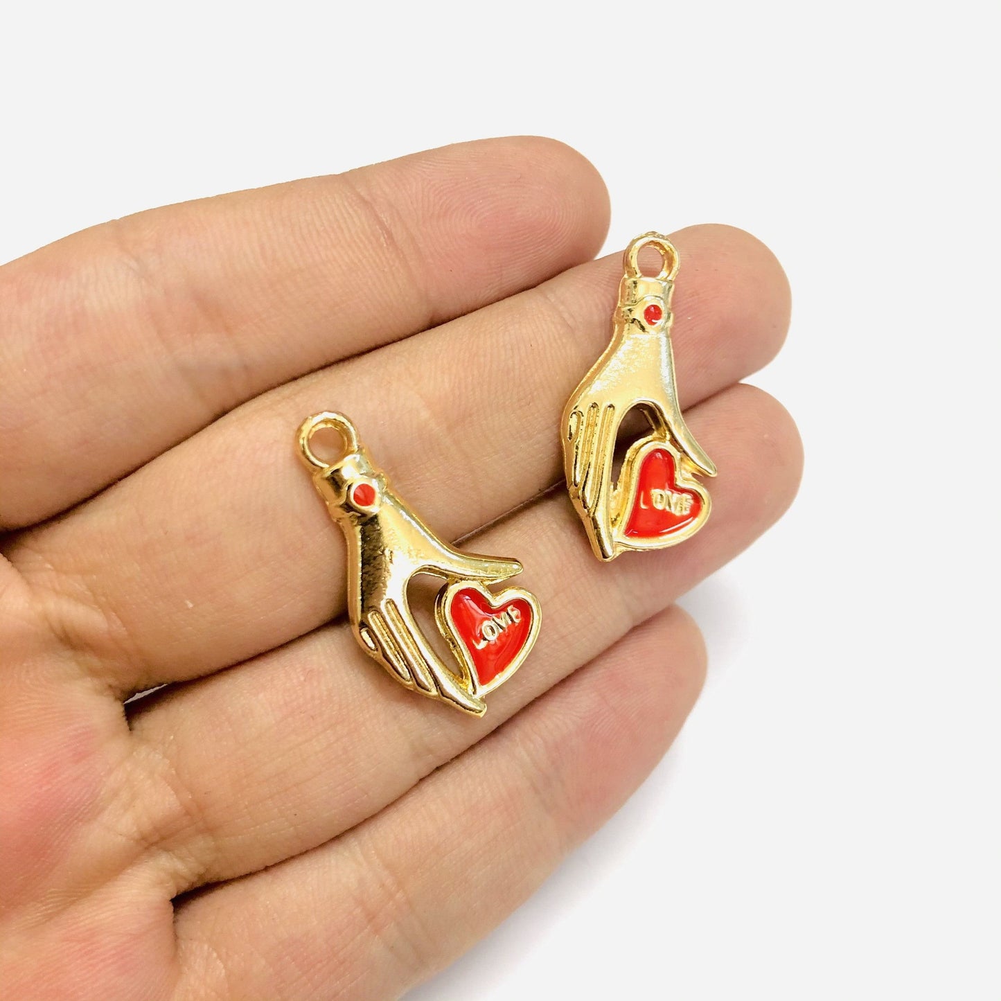 Altın Kaplama Love Yazılı El Figürlü Kalp - Kırmızı