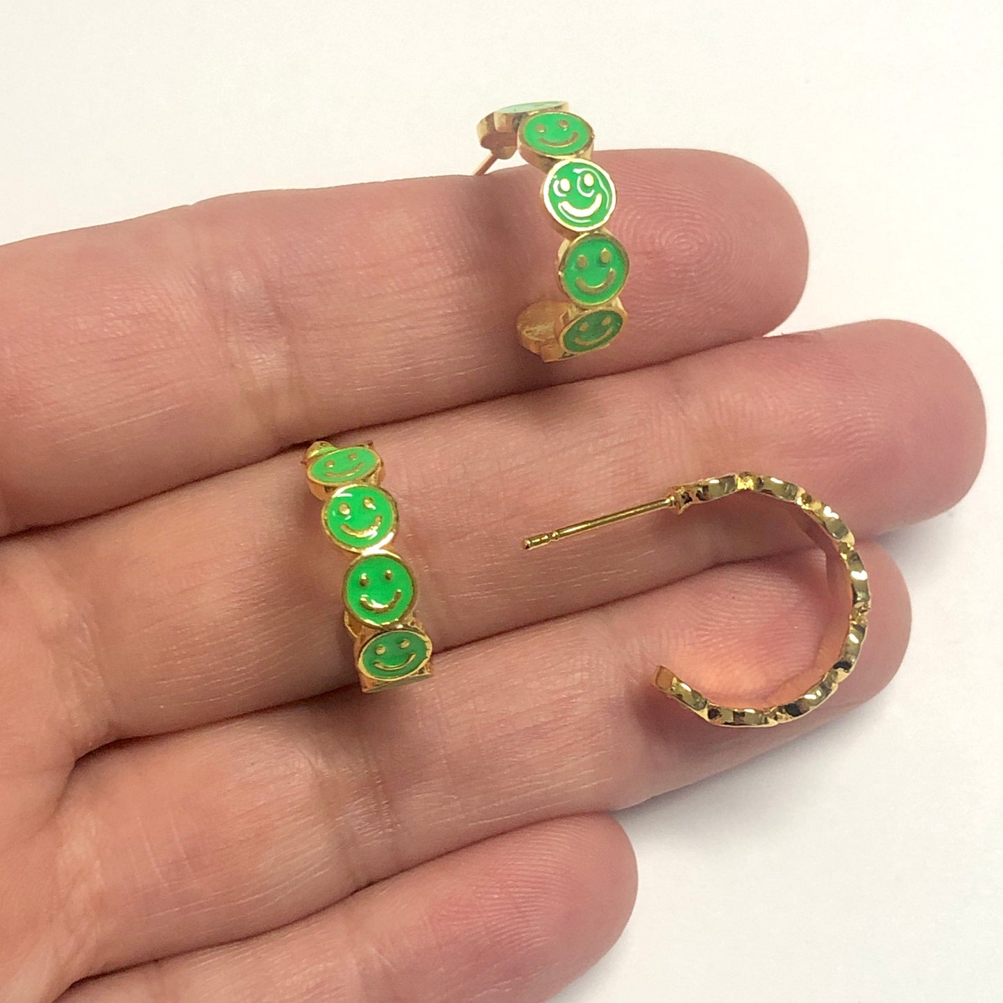 Altın Kaplama Mineli Gülen Yüz Küpe - Neon Yeşil