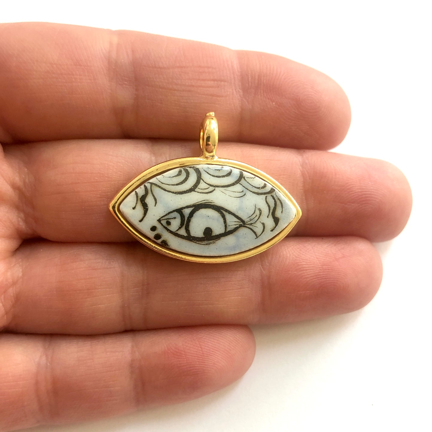 Büyük Altın Kaplama Çerçeveli El Boyaması Seramik Göz Kolye Ucu-095