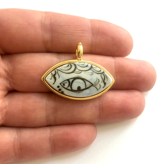 Büyük Altın Kaplama Çerçeveli El Boyaması Seramik Göz Kolye Ucu-095