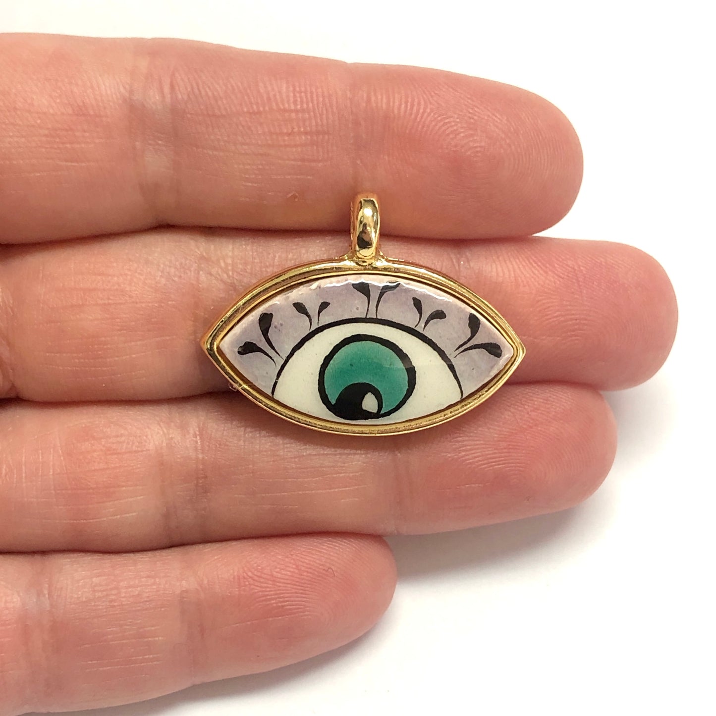 Büyük Altın Kaplama Çerçeveli El Boyaması Seramik Göz Kolye Ucu-109