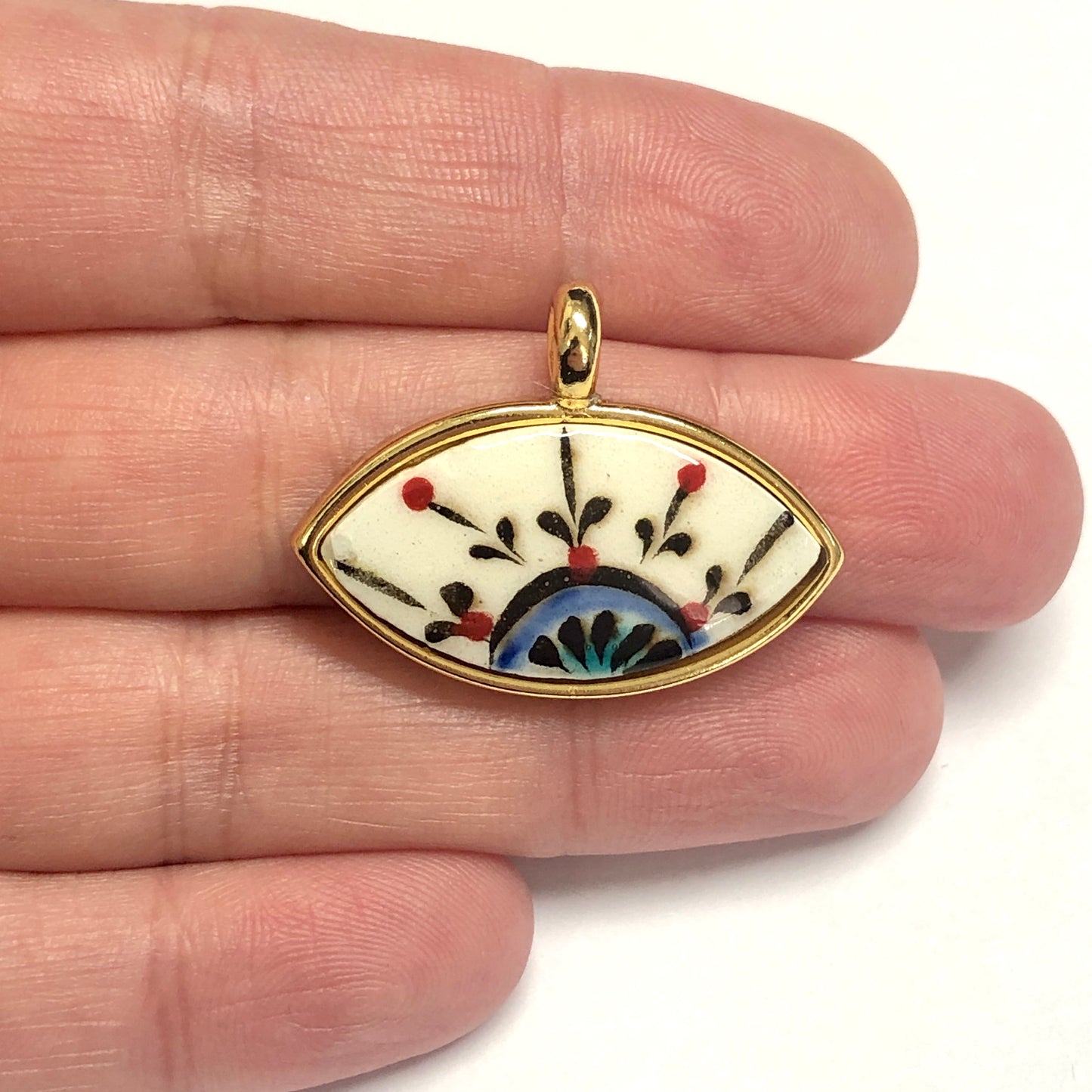 Büyük Altın Kaplama Çerçeveli El Boyaması Seramik Göz Kolye Ucu-117