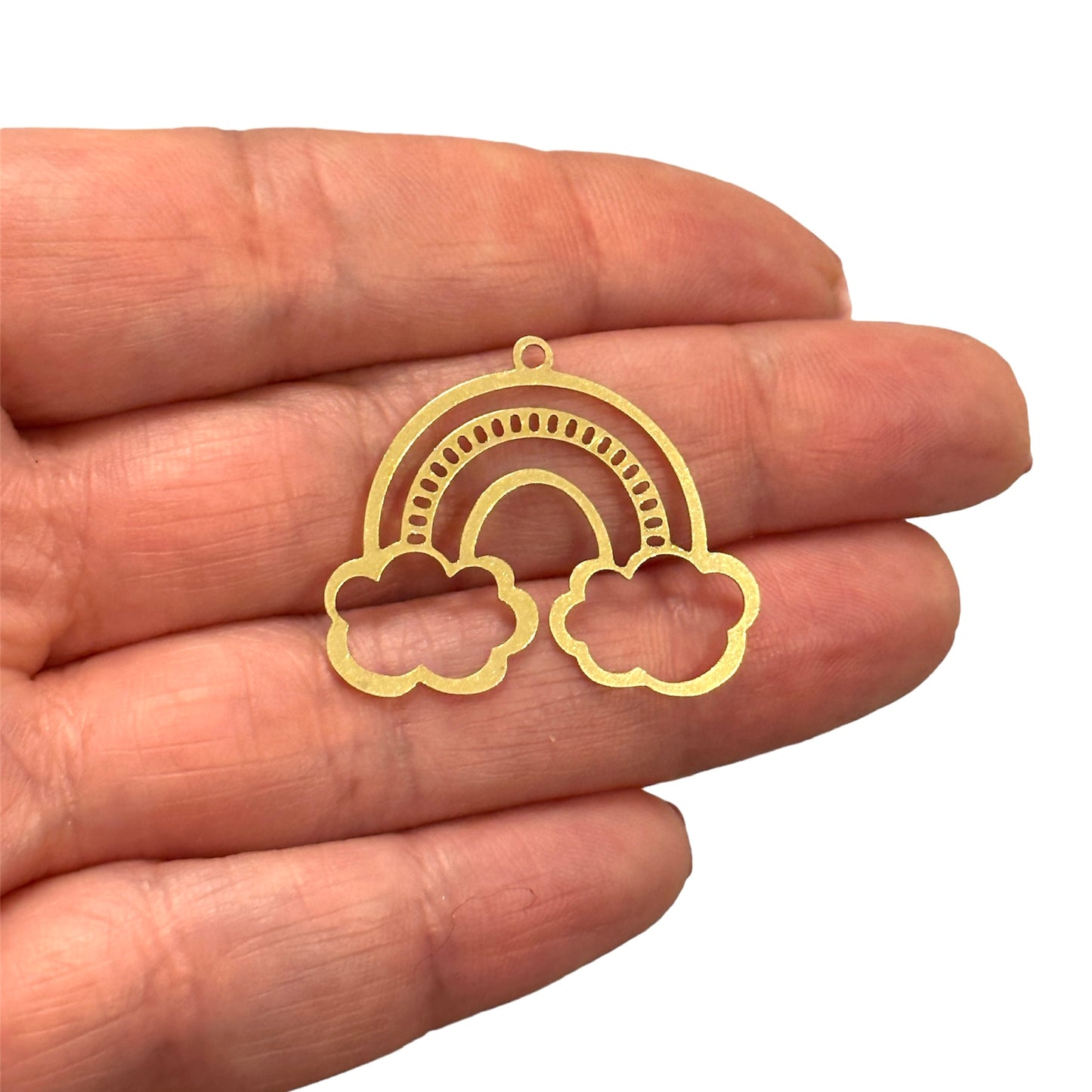 Rohmessing-Wolken- und Regenbogen-Anhänger (Rohmessing-Regenbogen-über-den-Wolken-Charm, Lasergeschnittener Regenbogen-über-den-Wolken-Charm)