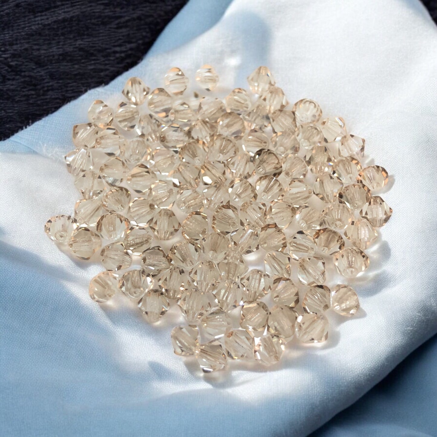 Swarovski 4mm Piramit (Bicone )  Şeffaf Açık Duman Rengi- 007