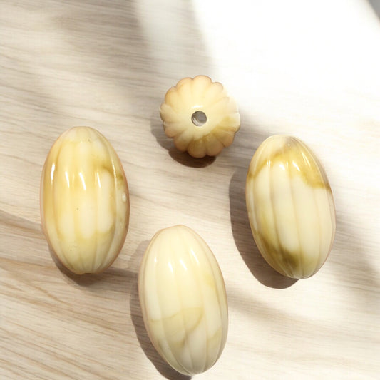 A Kalite Akrilik Çizgili Oval 17x29mm- Krem  Ebruli