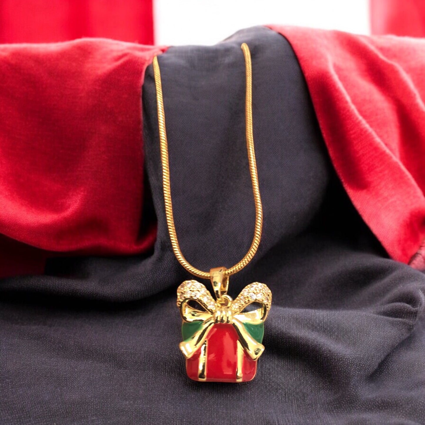 Altın Kaplama Mineli Zirkon Taşlı Mineli Yeni Yıl Aparat - Kutu Kırmızı