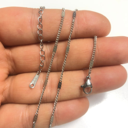 Fertige Halskette mit vergoldetem Schmuck