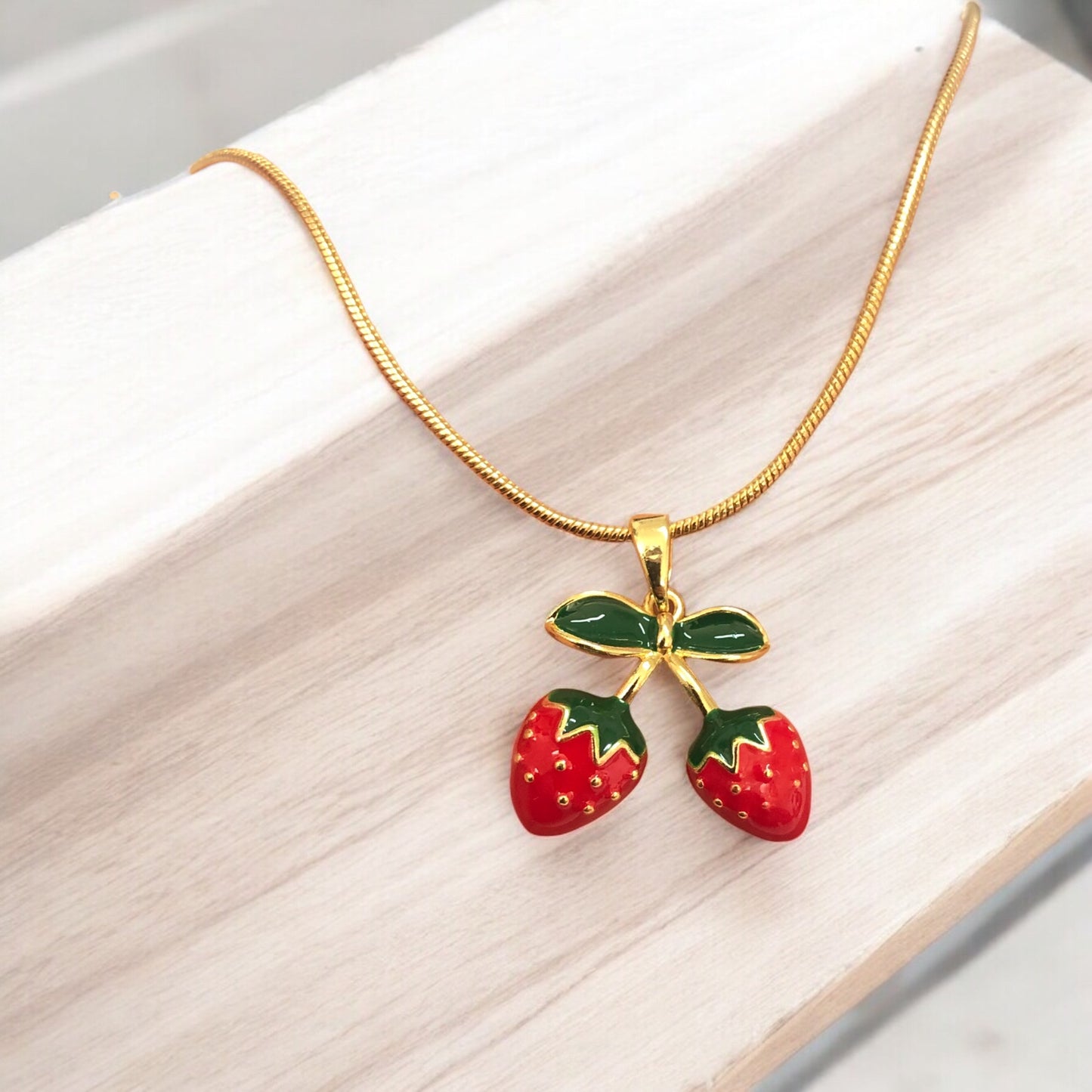 Altın Kaplama Mineli Çilek  Kolye Ucu