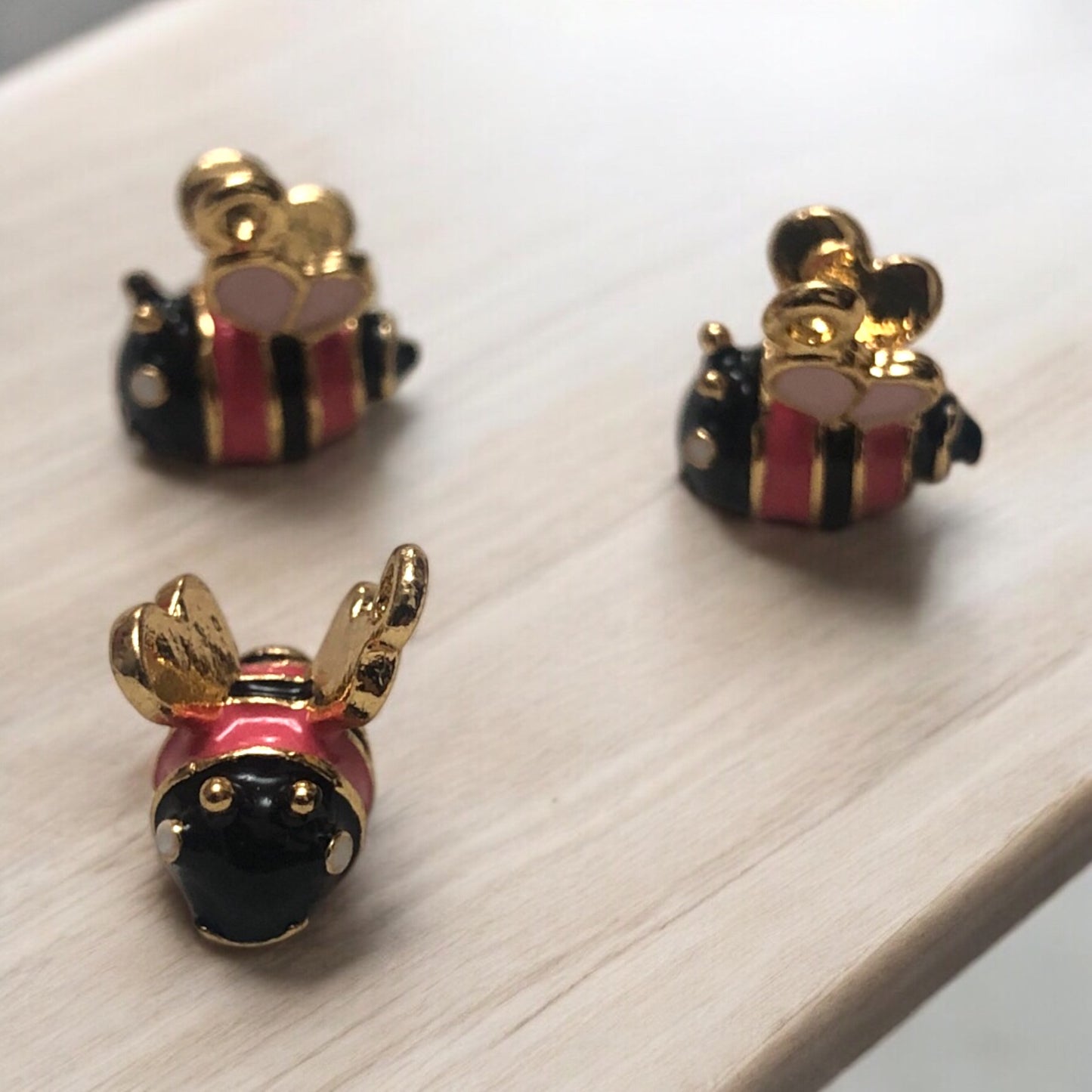 Altın Kaplama Üç boyutlu  Siyah Arı Sallantı