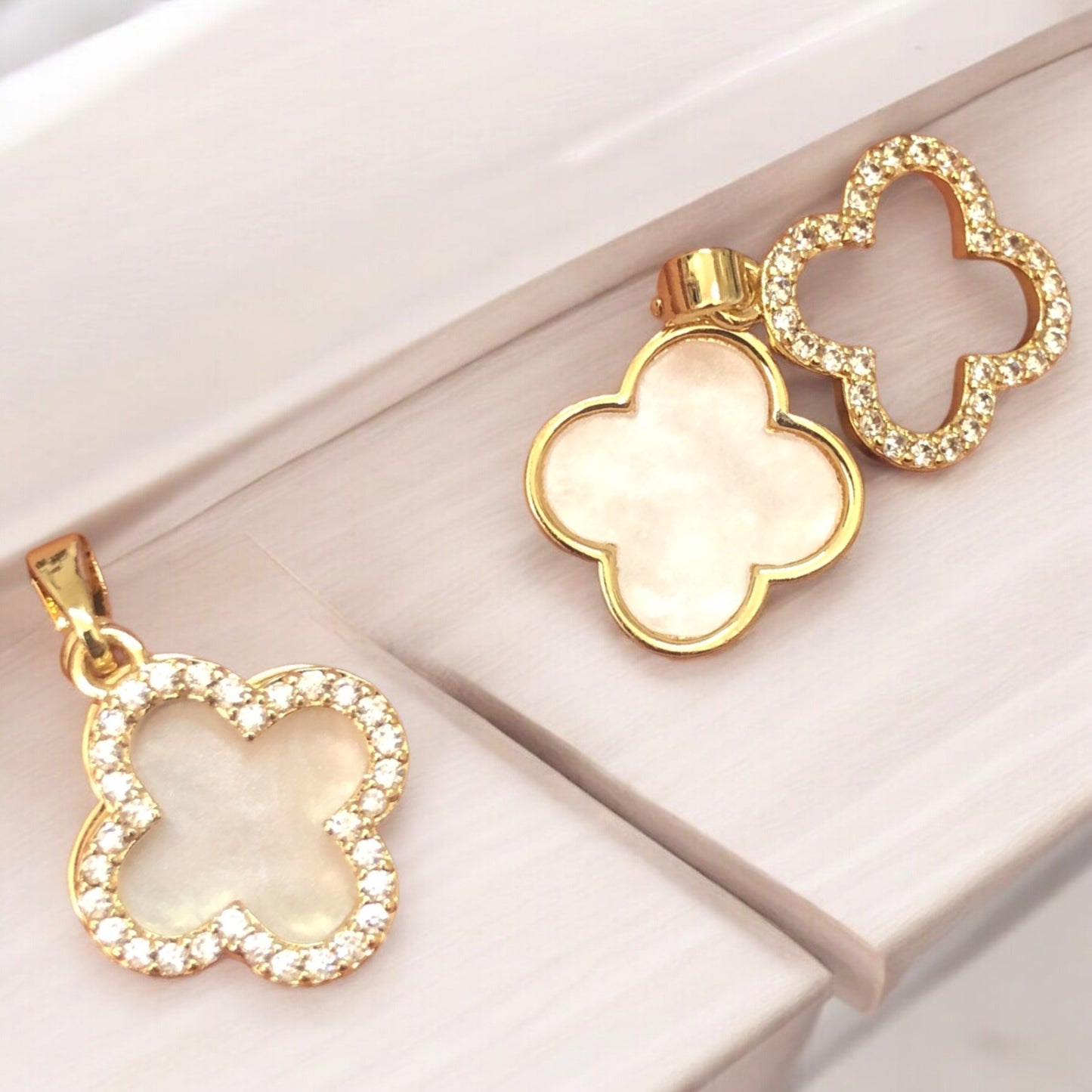 Altın  Kaplama Çift Katlı Zirkon Taşlı & Mineli Yonca  Kolye Ucu