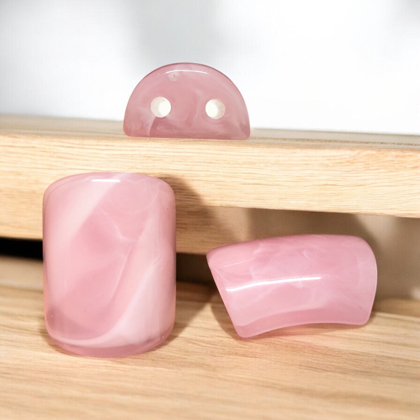 A Kalite Akrilik  Çift Delikli 18 x 23.3 mm- Ebruli Pembe