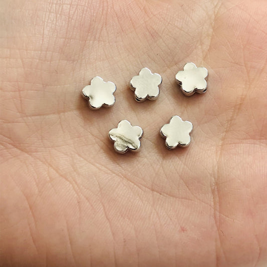 Rhodinierter konvexer Blumenabstandshalter - 8 mm