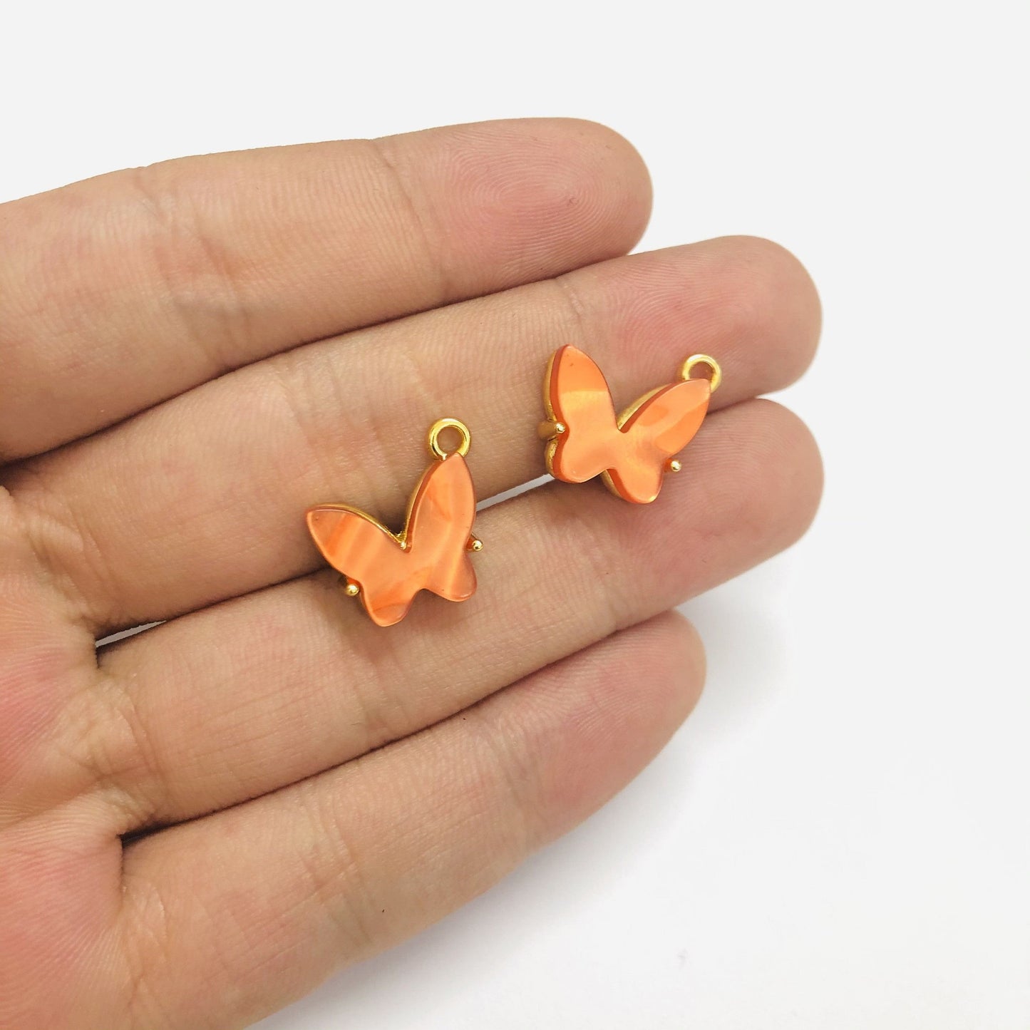 Vergoldeter ovaler Schmetterlingsanhänger, kleine Größe - Granatapfelblüte 