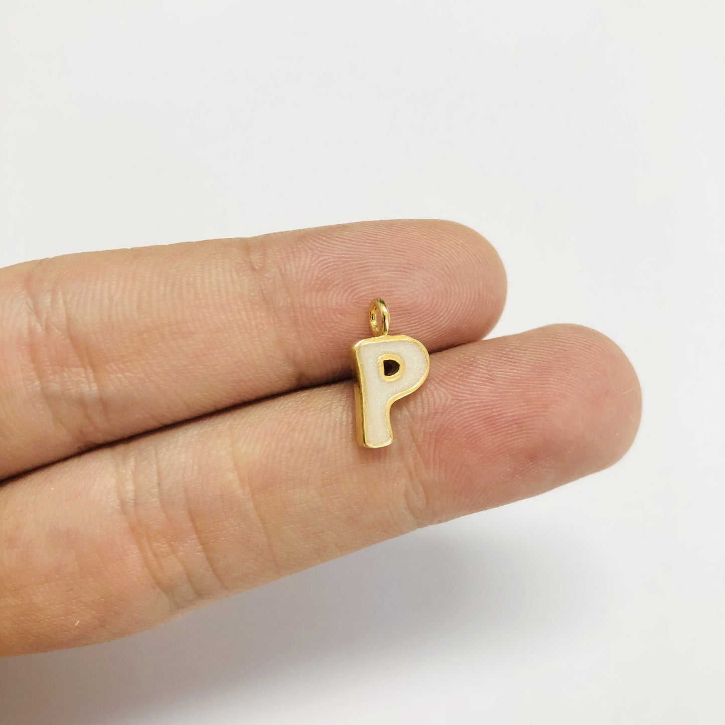 Vergoldete Emaille-Buchstaben-Hängevorrichtung – Perlmutt