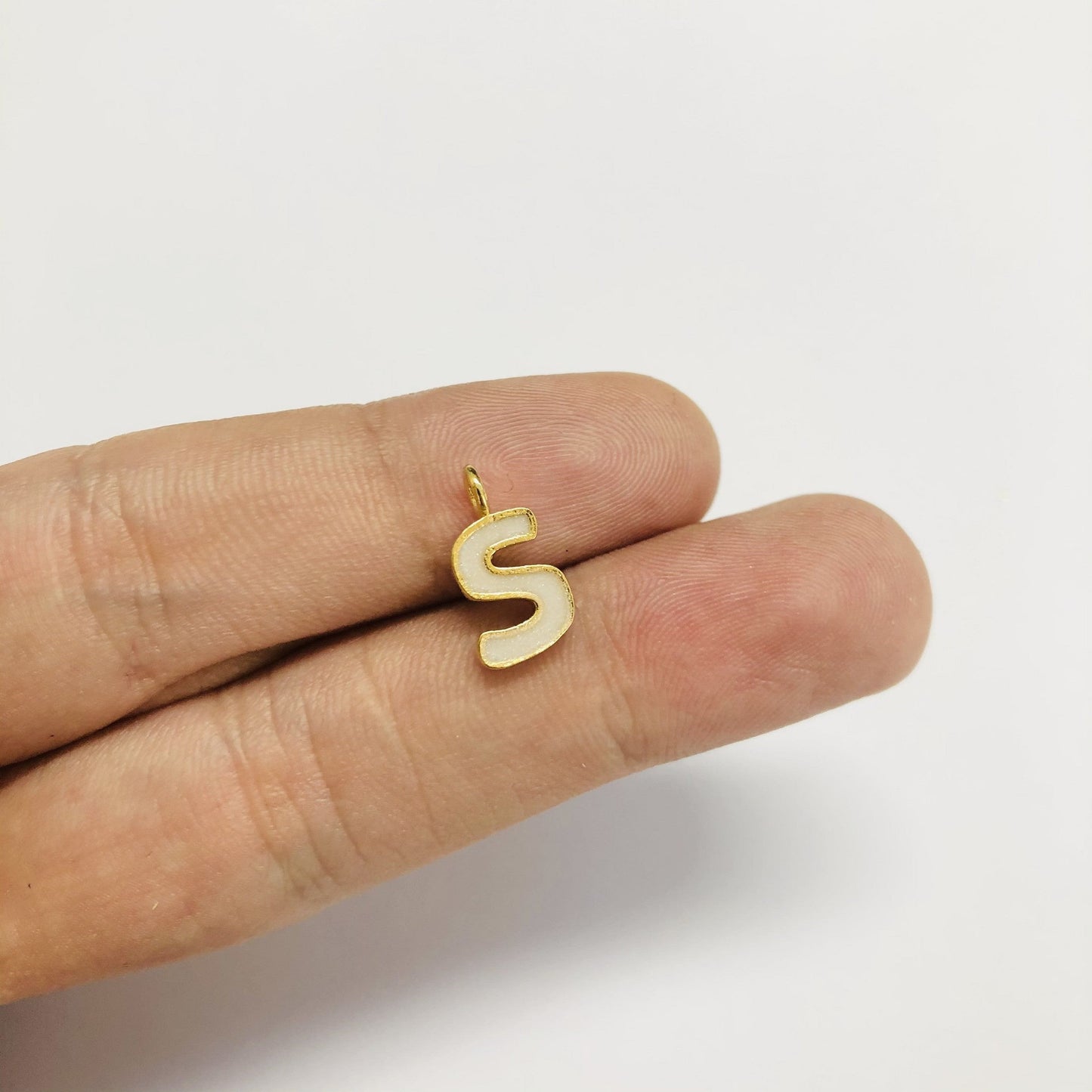 Vergoldete Emaille-Buchstaben-Hängevorrichtung – Perlmutt