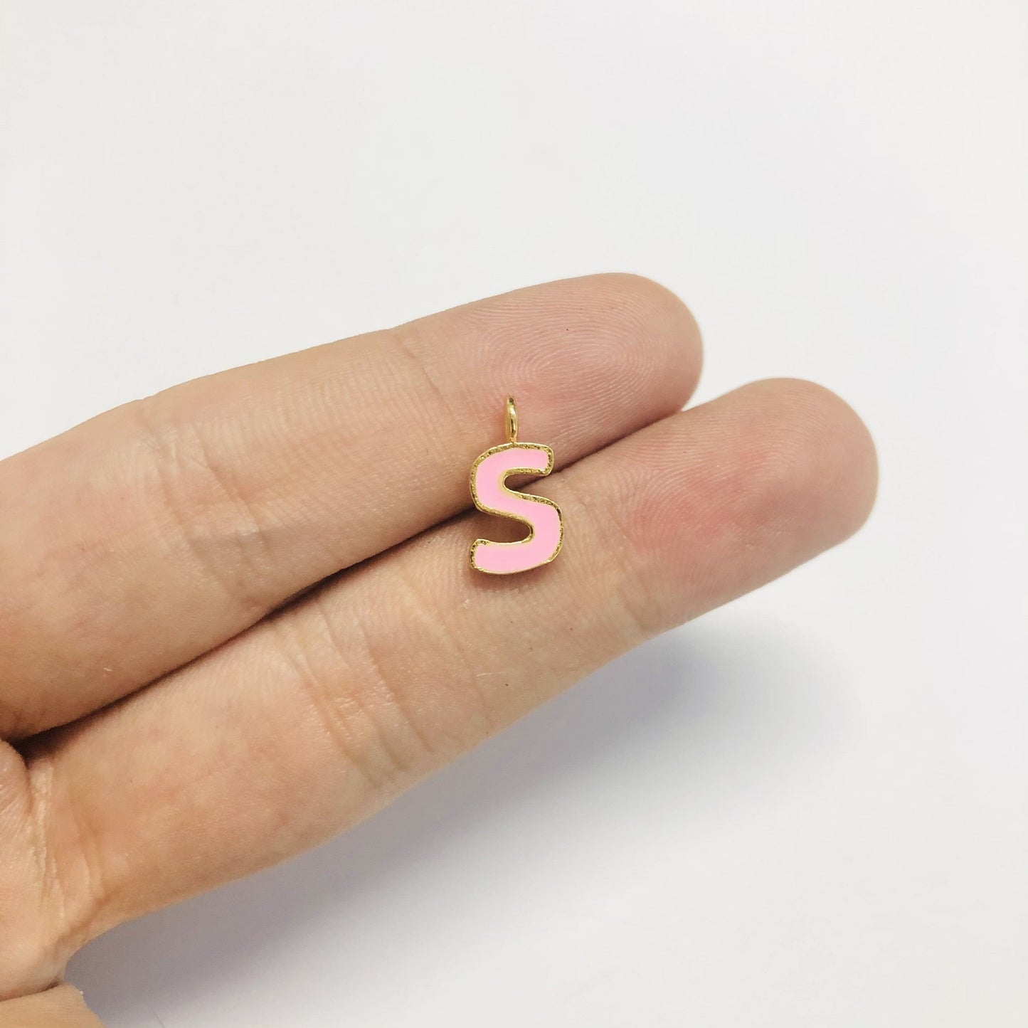 Vergoldete Emaille-Buchstaben-Hängeklammer – Pink