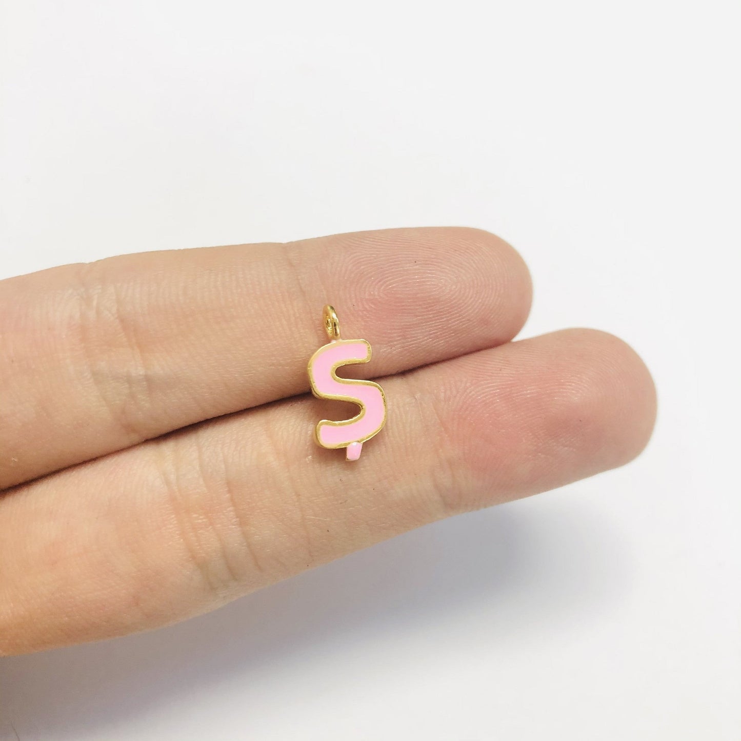 Vergoldete Emaille-Buchstaben-Hängeklammer – Pink