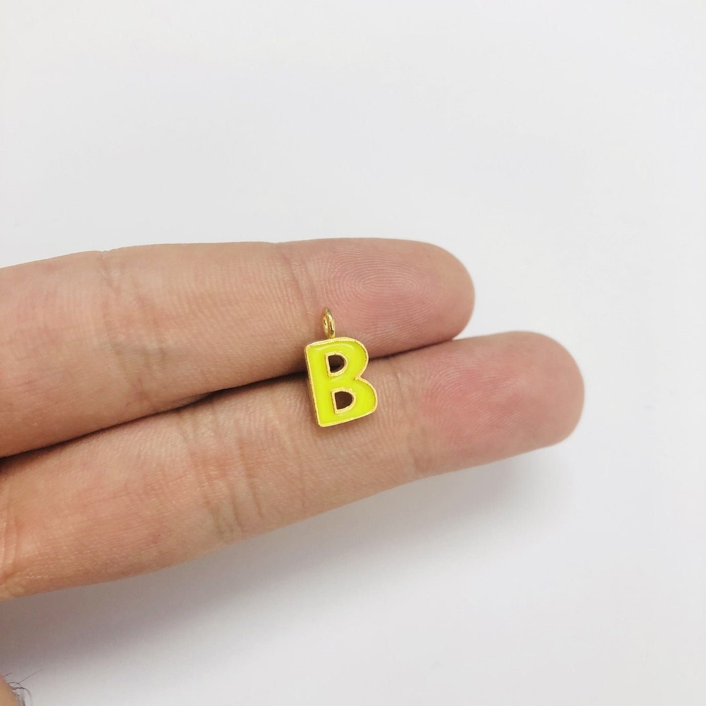 Vergoldete Emaille-Buchstaben-Hängeklammer – Neongelb