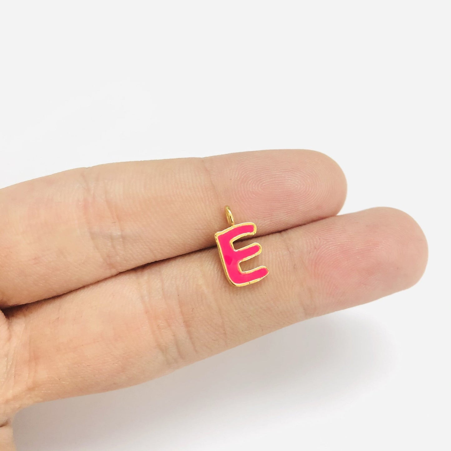 Vergoldete Emaille-Buchstaben-Hängeklammer – Neonpink