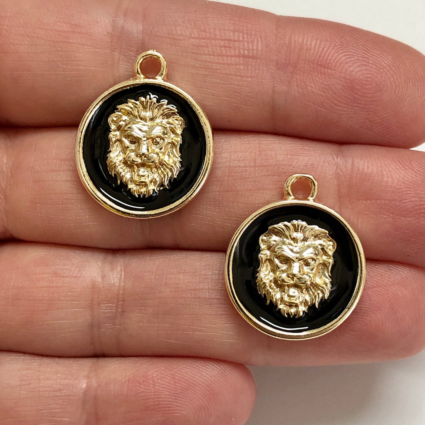 Vergoldetes Löwenmedaillon aus Emaille - Schwarz