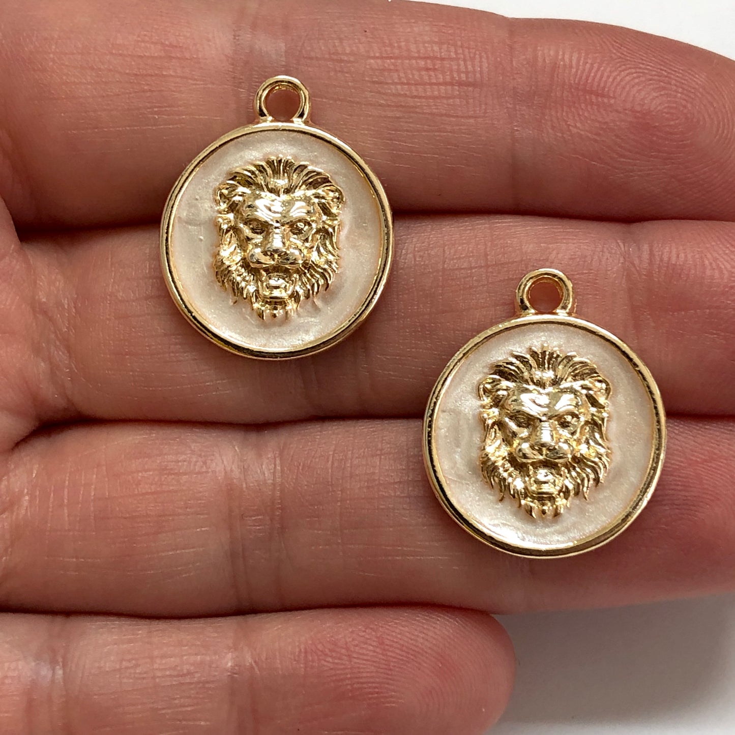 Vergoldetes Löwenmedaillon aus Emaille - Schwarz